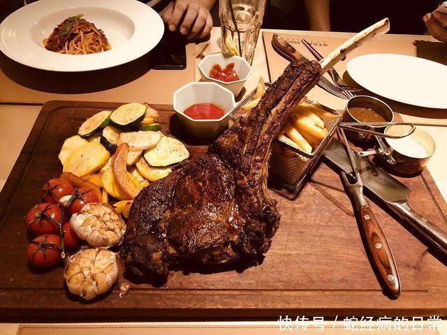 战斧|美国人烤战斧牛排，直接往火里一丢，看着就过瘾！