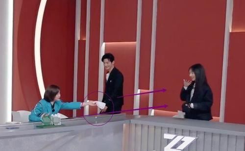 黄晓明暖心递纸给李菲儿，女方高情商展露无余，大家担心的修罗场没有发生