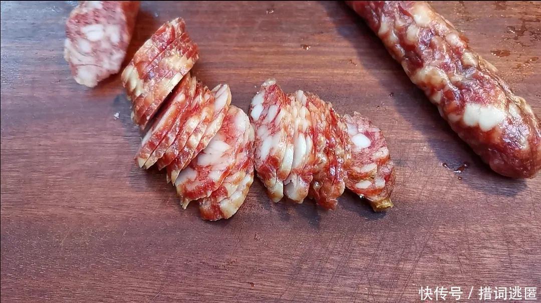 广东腊味煲仔饭怎么做才好吃记住关键这两步,焦香美味超过瘾