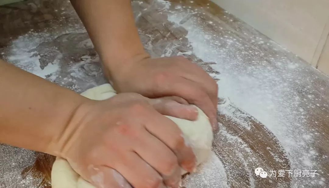 倒入|红豆又出新吃法,不烙饼不蒸馍,我家一周吃3次,比蛋糕好吃十倍