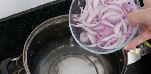 不锈钢锅变黑千万别用钢丝球刷!学会这5招,锅底焕然一新!