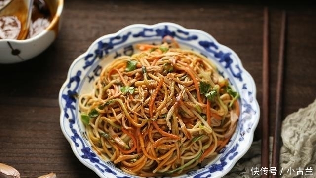 酱料|夏天就馋这碗面,麻辣鲜香,吃起来好过瘾,原来加了这味酱料