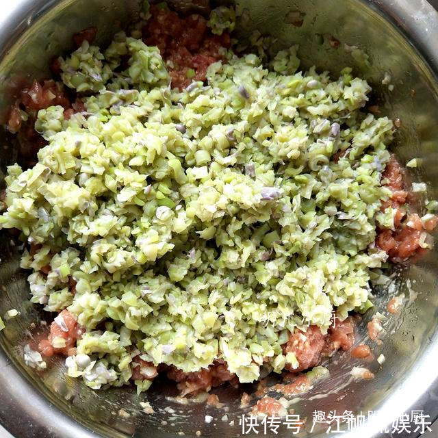 包饺子|包饺子这两种蔬菜一起放,皮薄馅鲜,一口下去满口香,太好吃了