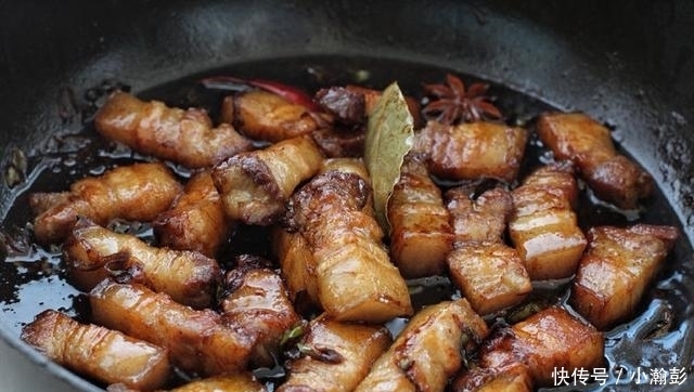 糖色|觉得红烧肉太油腻?有种不炒糖色不放油的做法,老人小孩都爱吃