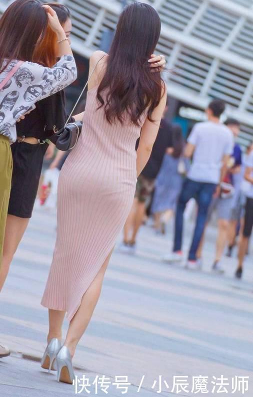 一袭裸粉色长裙,给人一种美丽而简约的感觉,也非常的大气温柔