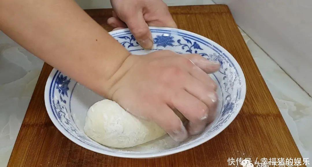 面粉别炸油条了，锅里炸一炸，做出特色小零食，比薯片麻花还好吃