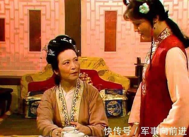 凤姐!王熙凤将袭人打扮成贵妇省亲,为何却给了她一件寒酸的褂子?