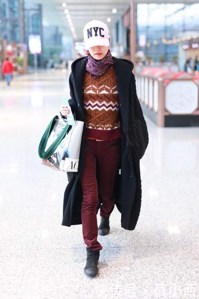 围巾|马伊琍的机场穿搭才叫时髦,一身撞色混搭超减龄,紫色围巾显气质