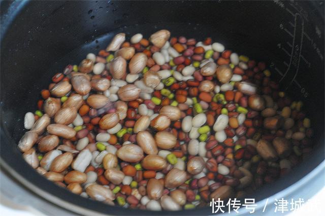 儿子爱上这早餐,粉粉糯糯特松软,10分钟连碗端上桌,好吃!