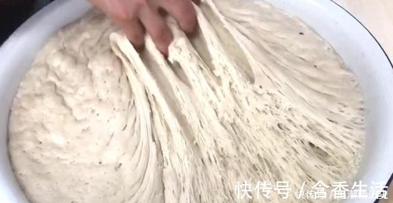 面食|天冷发面,别只会放酵母,多加这两样食材,10分钟就能发满钵!