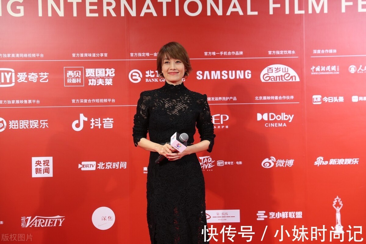 礼服|马伊琍穿衣越来越保守,开衩裙里面还要穿裤子,是对身材不自信吗