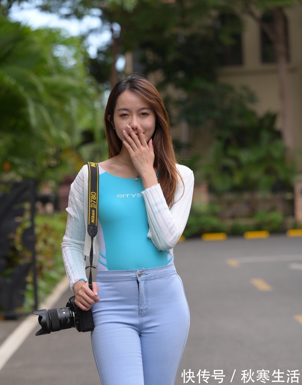 牛仔裤|泳衣外穿很小众,搭配浅蓝色牛仔裤,却能展现出众时尚感