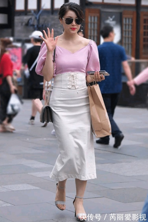 知性|气质辣妈,白色高腰裙,穿出了知性大雅的美