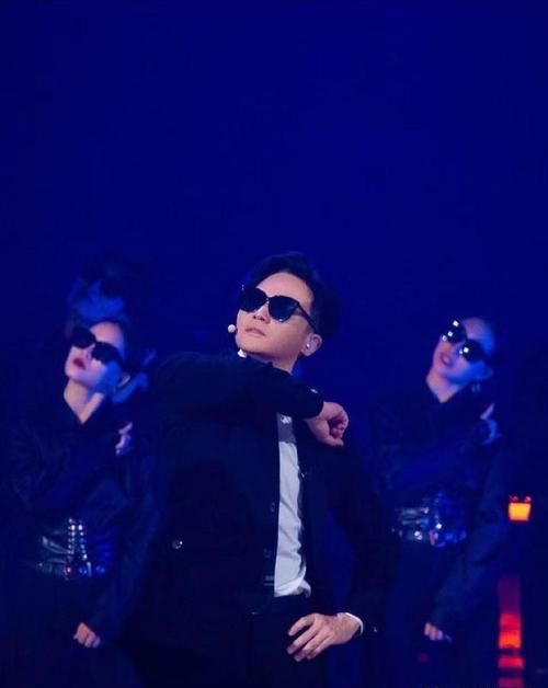 朱茵|导演怕请不到蔡少芬朱茵助阵《披荆斩棘》,陈小春打电话轻松搞定