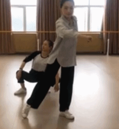 |搞笑GIF趣图:趁房间里没人,带闺蜜彻底的放飞自我