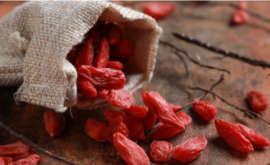 人参|睡前吃“枸杞”赛人参是真的吗很多人想错了，营养师告诉你真相