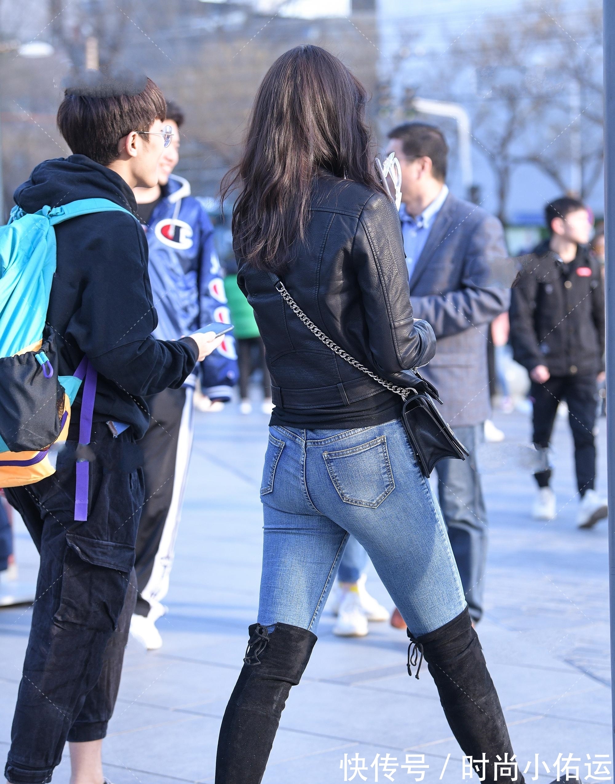 霸气|一身温柔的气息穿搭上黑色外套,显得很霸气