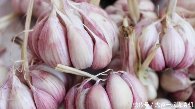 大蒜皮别再扔了,有钱人都留在家里用,用途花钱买不到,厉害了