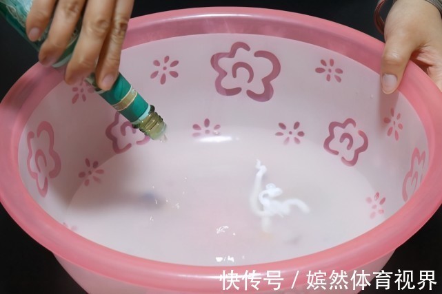 清水拖地等于“白拖”,教你一招,拖完不留水渍不沾灰,干净省力