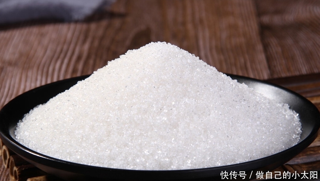 炒糖色，用水还是用油？教您一招，操作简单，糖色不苦也不黑