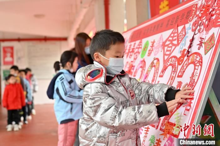 自制|广西南宁：小学生自制“虎福红包”喜迎新学期