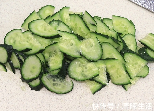 黄瓜|比拍黄瓜还受欢迎的凉拌菜，脆嫩爽口，清热解暑，胶质满满皮肤好
