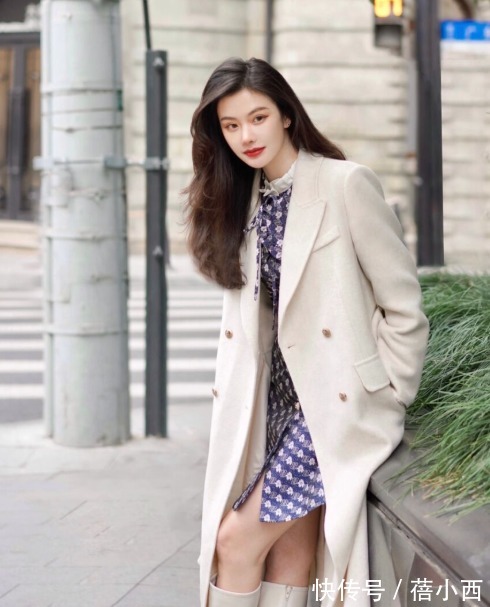 博主|大衣里面配什么才时髦?建议试试“大衣+连衣裙”,简约又撩人