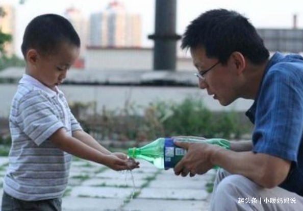 活动范围|妈妈买菜回家,发现女儿满身“血迹”倒地不动,随后拿起了拖鞋