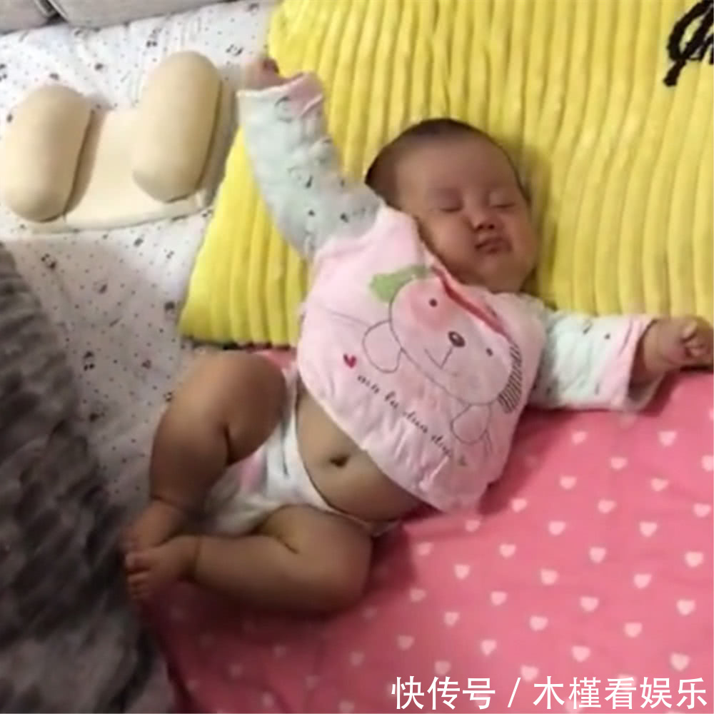 睡醒|妈妈看到宝宝睡醒了,急忙掀开被子,被接下来的画面萌化了