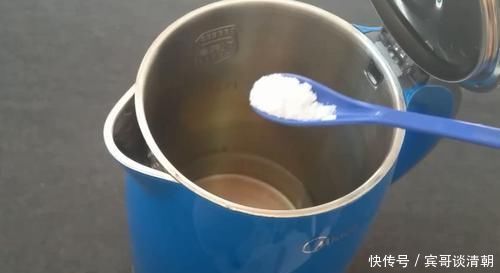 赶紧在水壶里撒一勺盐,没想到作用这么大,看完回家试一试