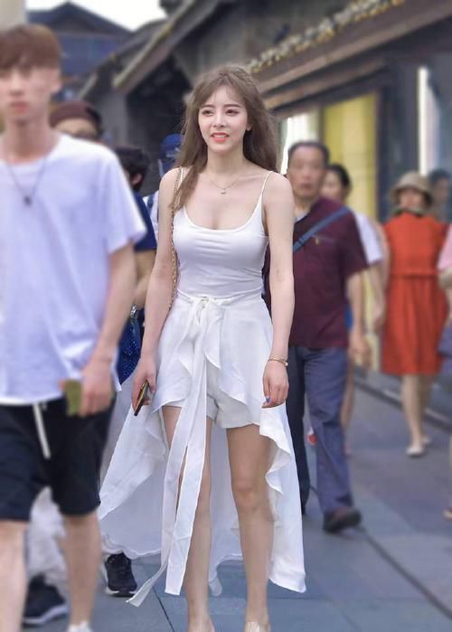 仙女|吊带装搭配热裤轻松秀身材,让你美成仙女
