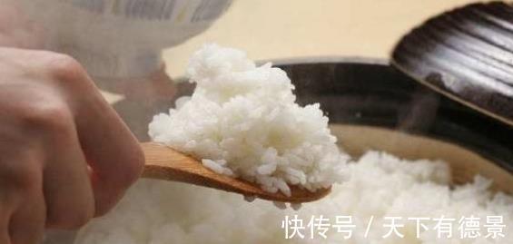 蒸好|蒸米饭别只会加水,多加一点“它”,蒸好的米饭粒粒分明还不粘锅