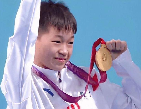 |全红婵吃面条表情搞笑!红姐吃得心满意足,露出坏笑惹人怜爱