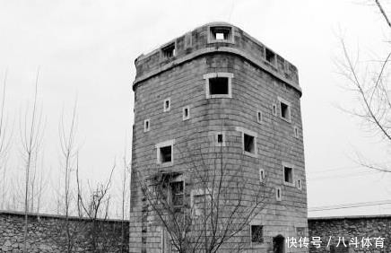 躲进|日军躲进炮楼中,苏联人久攻不下,一老农路过说这太简单了!