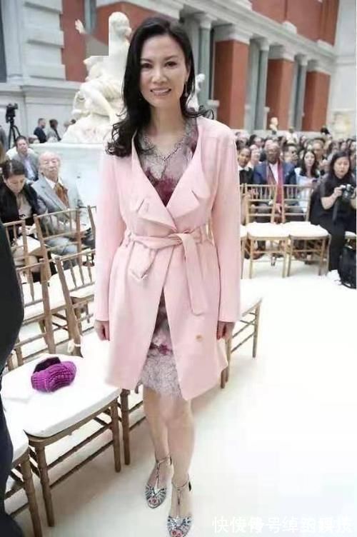 穿搭 邓文迪这次穿搭太成功,浅粉大衣内搭碎花裙,显白显瘦哪像52岁