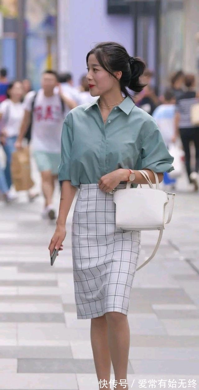 半身裙 灰绿色衬衫搭配白色格纹半身裙,基础款单品简单易搭,谁都能穿