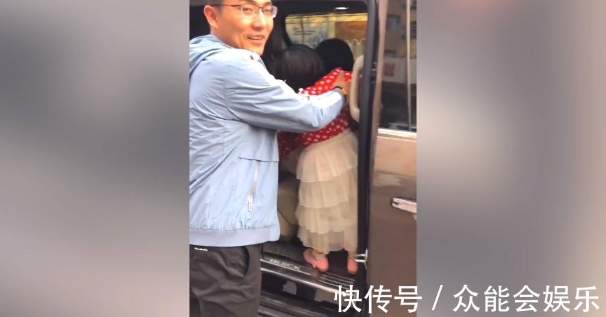 产后抑郁|爸爸带四胞胎女儿出门,司机都看呆了, 网友:超载拒绝接单