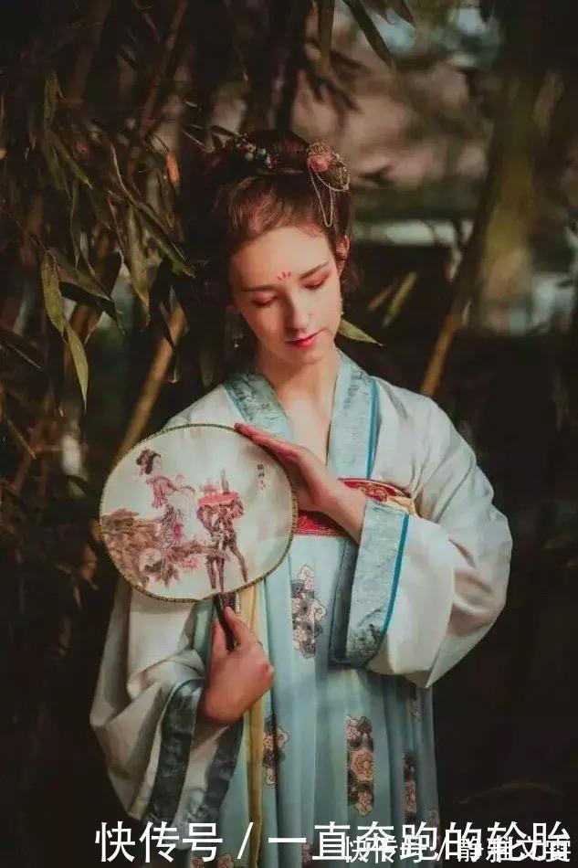 胡人!外国也有“汉服热”,当外国人穿上中国汉服,像是胡人,很惊艳