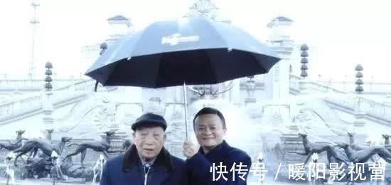 真实身份|马云亲自为其打伞，得知真实身份后网友炸锅了：这才是“大佬”！