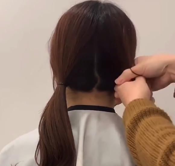 女孩换了款双马尾式丸子头发型后,给人感觉清爽了很多,男生:确实好看