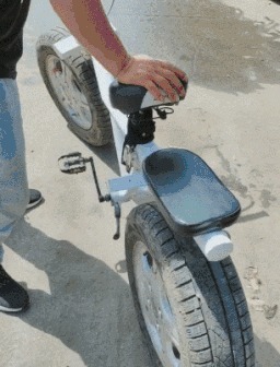 |搞笑GIF:千万别惹女司机,疯起来连自己车都砸!