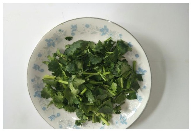 炒茄子,不管圆茄子还是长茄子,按照大厨的方法,茄子香软不发黑