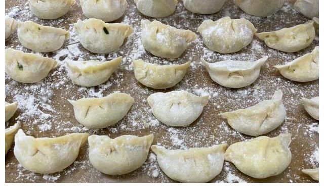 明星冬至晒饺子居多，陈伟霆独爱汤圆，还有明星直播包饺子