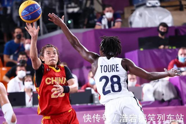 女篮|看哭了啊!29年的漫长等待,中国篮球,终于站上奥运领奖台