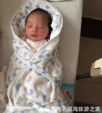 爷爷|爷爷嫌宝爸抱娃像“端菜”,自己抢过来抱时,宝妈刀口差点笑开