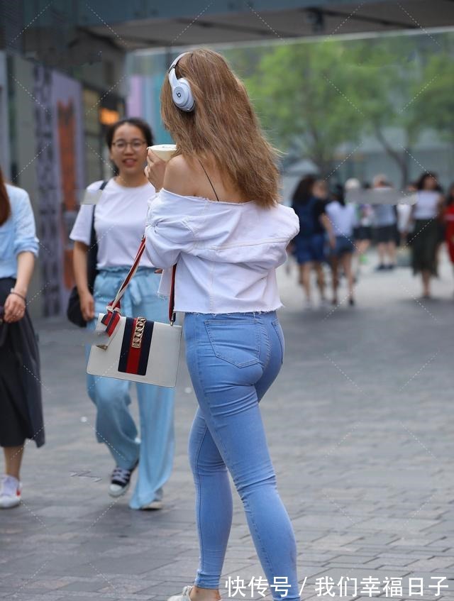 牛仔裤 纯白牛仔外套搭配天蓝牛仔裤,别样的牛仔服搭配,更时尚更年轻!