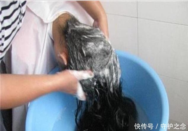 洗头|两天不洗头就油哄哄发痒,往水里扔点“它”5天不洗也柔顺!