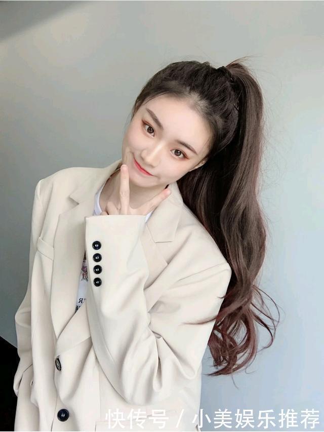 秋冬和“卷发”更配，不仅有女人味，还很显脸小