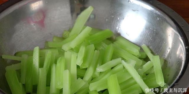 莴笋教你这样吃,一次腌5斤不坏,脆爽开胃,比凉拌黄瓜还好吃!