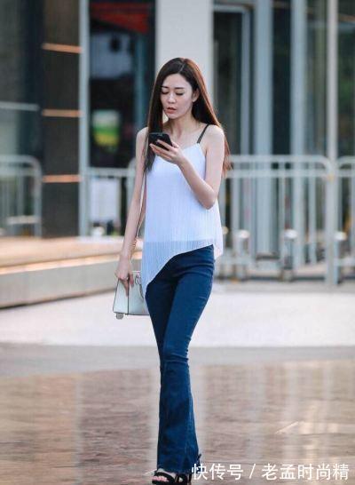 小姐妹们|不规则吊带搭深蓝喇叭裤,高冷气质,你能穿出这种女强人气势吗?